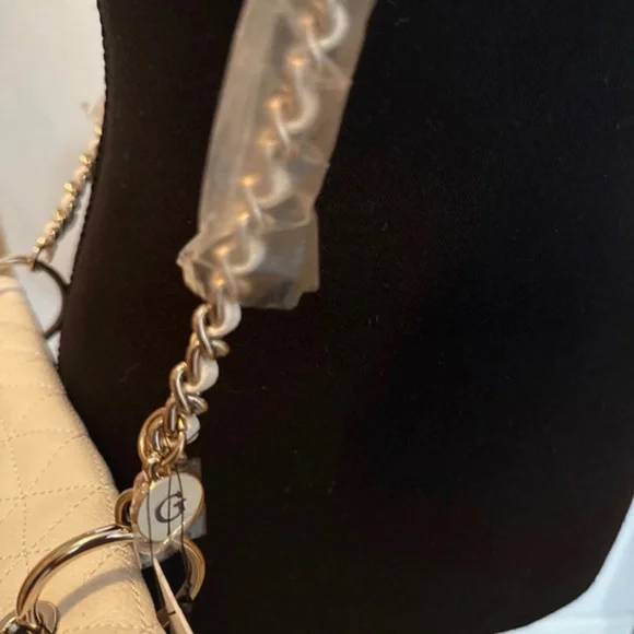 Guess Textured Shoulder Bag - Picture 7 of 11